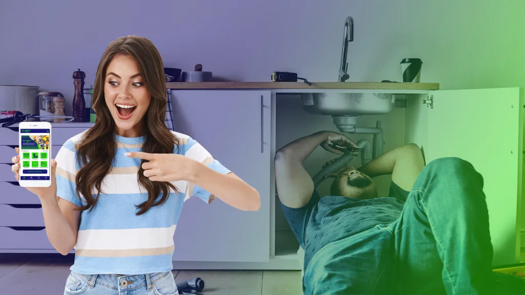 Mujer con la aplicacion BHAPPY EN SU MOVIL Y un plomero en su fregadero